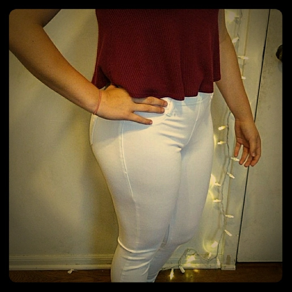 Cropped shirt and White skinny jeans. Individual